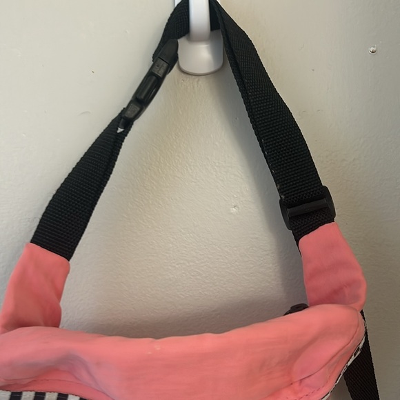 Vans fanny pack in the color pink. - Picture 3 of 5